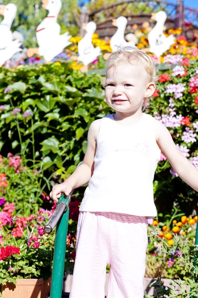 Маленька дівчинка в саду — стокове фото