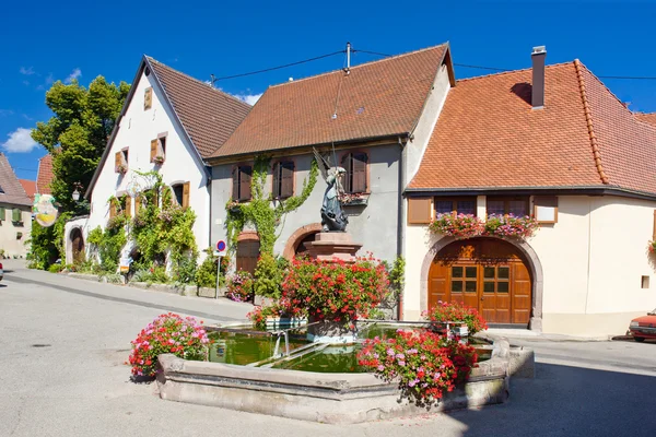 Vesnice v haut-rhin, Alsasko, Francie — Stock fotografie