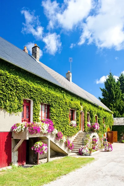 Hus med blommor, Bourgogne, Frankrike — Stockfoto