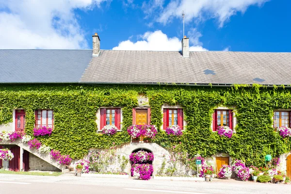 Casa con fiori, Bourgogne, Francia — Foto Stock