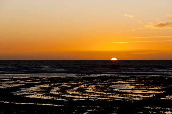 Por do sol na costa da Ilha de Oleron, Poitou-Charentes, França — Fotografia de Stock