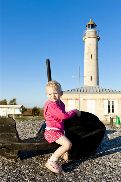 座っている小さな女の子リチャード灯台、アキテーヌ地域圏、フランス — ストック写真