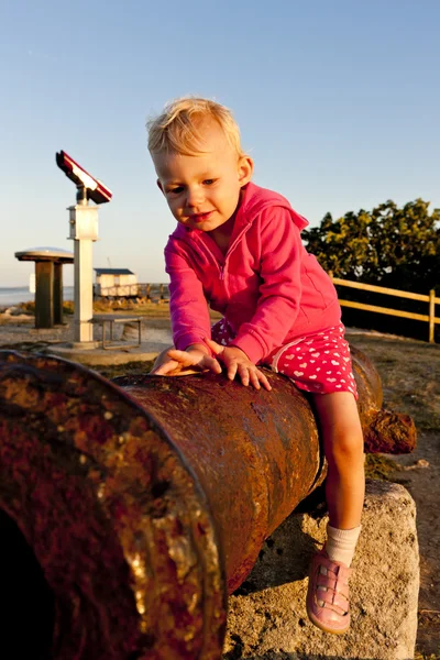 Сидящая маленькая девочка — стоковое фото