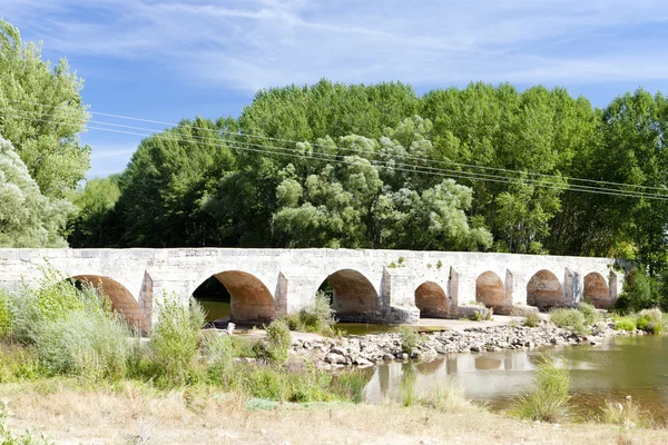 Старый мост рядом с Tordomar, Кастилия и Леон, Испания — стоковое фото