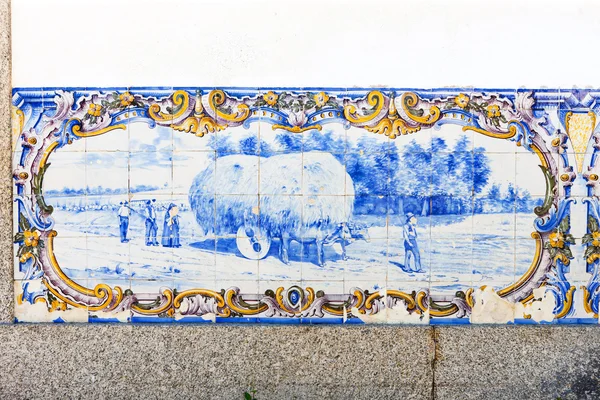 Плитка (azulejos) на железнодорожном вокзале Дуас Игрехас, Португалия — стоковое фото