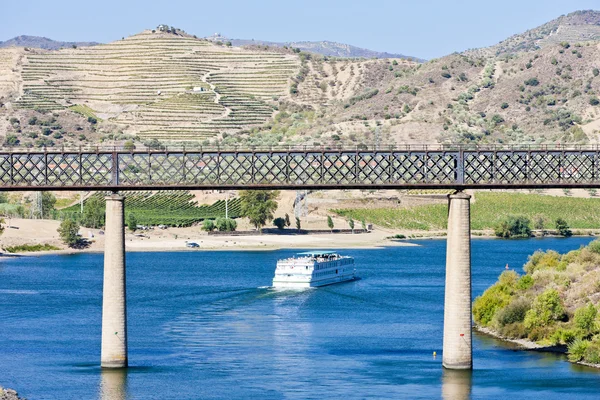 Viaducto ferroviario y crucero en Pocinho, Valle del Duero, Portug — Foto de Stock