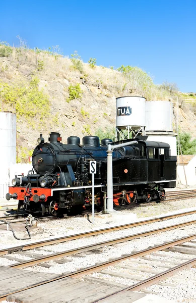Locomotiva a vapor na estação ferroviária de Tua, Vale do Douro, Portug — Fotografia de Stock