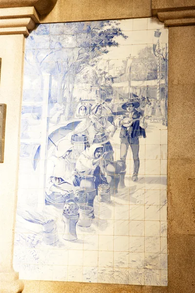 Tiles (azulejos) at railway station of Porto, Portugal — Stock Photo, Image