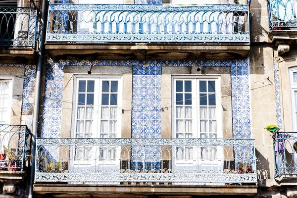 Huis met azulejos (tegels), porto, portugal — Stockfoto