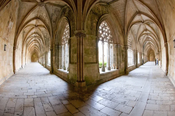 Real claustro del Monasterio de Santa Maria da Vitoria, Batalha, Est — Foto de Stock