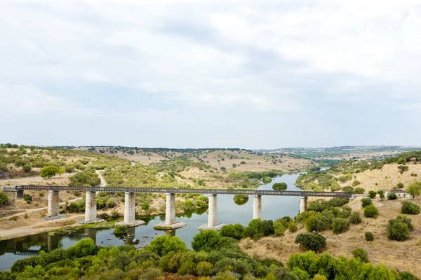 Železniční viadukt guadiana river poblíž serpa, alentejo, Portugalsko — Stock fotografie