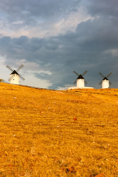 Ветряные мельницы, Алькасар-де-Сан-Хуан, Кастель-Ла-Манча, Испания — стоковое фото