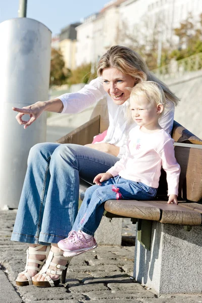 Μητέρα με η μικρή της κόρη κάθεται σε παγκάκι — Φωτογραφία Αρχείου