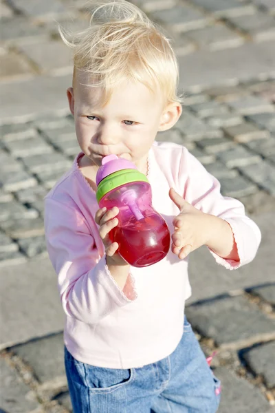 Portrait of little girl drinking tea — Stock Photo, Image
