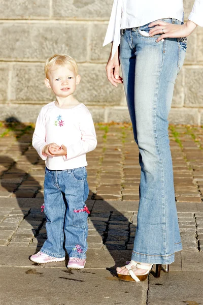Μικρό κορίτσι με τη μαμά με τα πόδια — Φωτογραφία Αρχείου