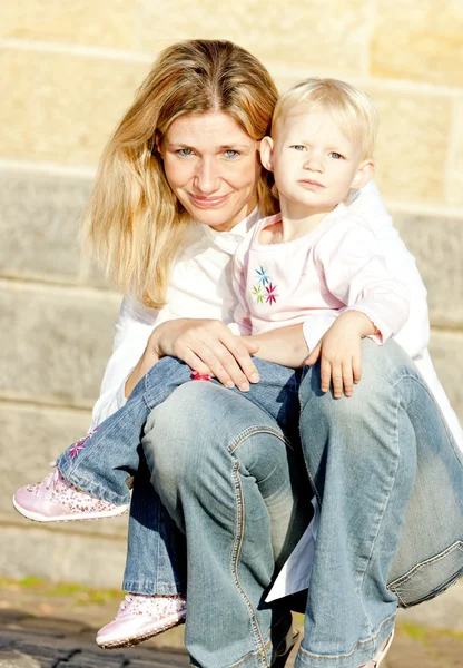 그녀의 어린 딸과 어머니 — 스톡 사진