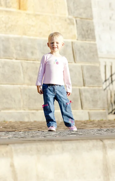 Küçük kız yürüyüş — Stok fotoğraf
