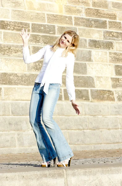 Donna in piedi indossando jeans — Foto Stock
