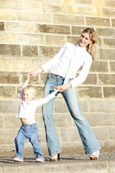 Mamma med hennes lilla dotter på promenad — Stockfoto