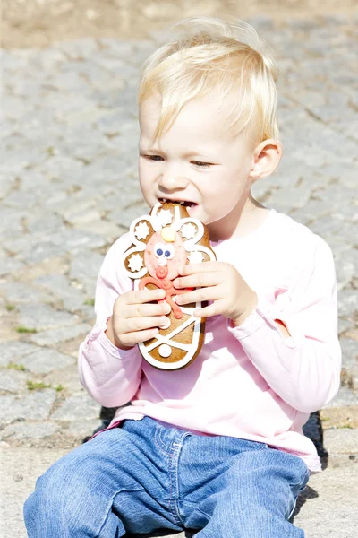 小女孩吃姜饼的肖像 — 图库照片