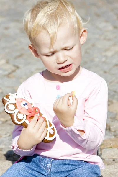 Porträt eines kleinen Mädchens mit Lebkuchen — Stockfoto