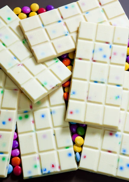 Bodegón de chocolate blanco con smarties —  Fotos de Stock