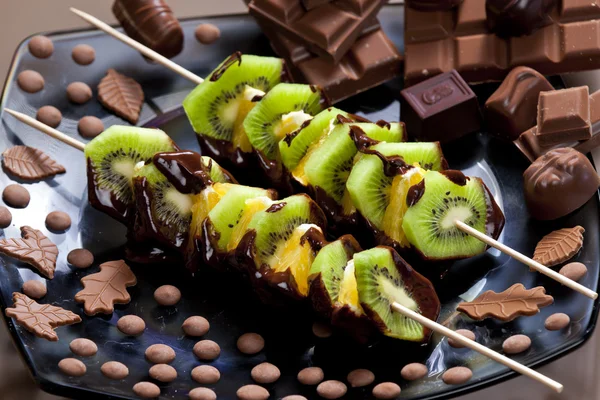 Brochetas de frutas y caramelos de chocolate — Foto de Stock