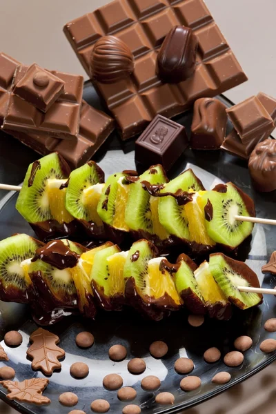 Frukt spett och choklad godis — Stockfoto