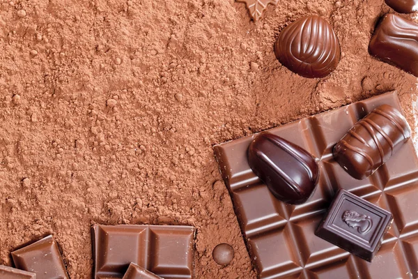 Натюрморт з шоколадом в какао — стокове фото