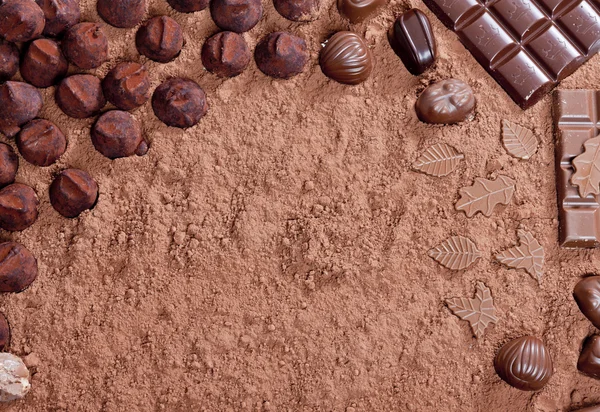 Nature morte de chocolat dans le cacao — Photo