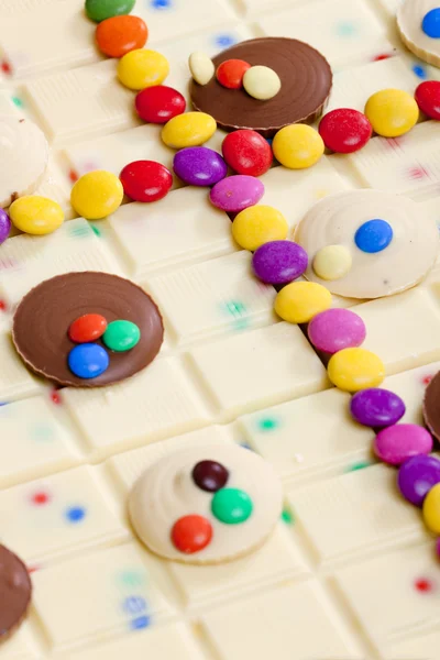 白巧克力与糖果的静物 — 图库照片