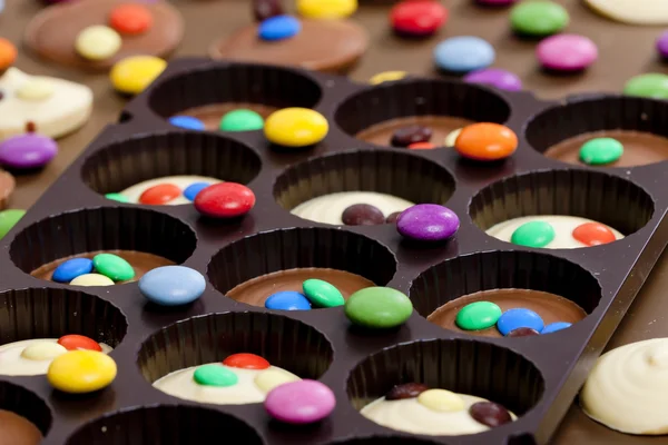 Stilleben av choklad med smarties — Stockfoto