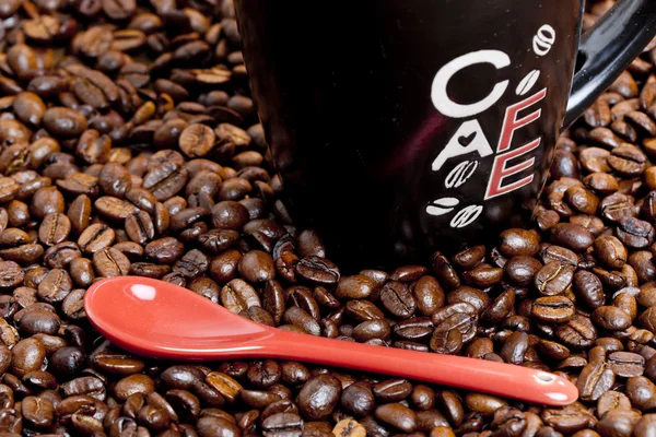Tasse Kaffee mit Kaffeebohnen — Stockfoto