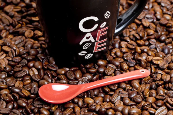 Egy csésze kávé kávébabbal. — Stock Fotó