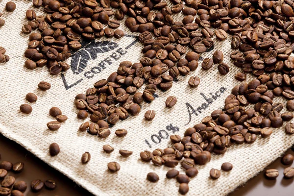 Naturaleza muerta de los granos de café — Foto de Stock