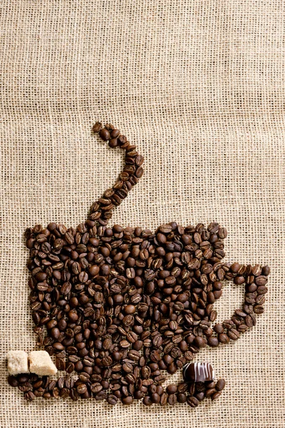 Kopje koffie gemaakt van koffie bonen met suiker en chocolade — Stockfoto