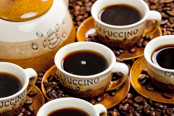 Nature morte de tasses à café et cafetière — Photo