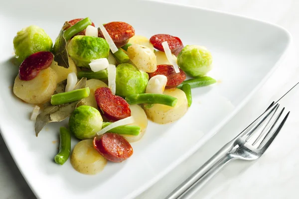 Mistura de legumes com salsicha e batatas — Fotografia de Stock