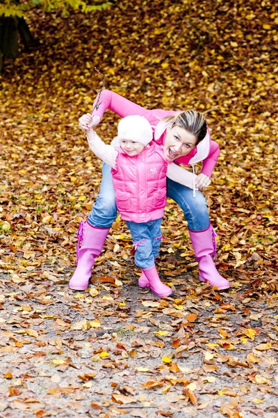 母亲与她的女儿在秋季性质 — 图库照片