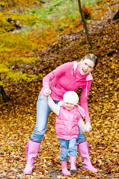 Moeder met haar dochter in de herfst natuur — Stockfoto