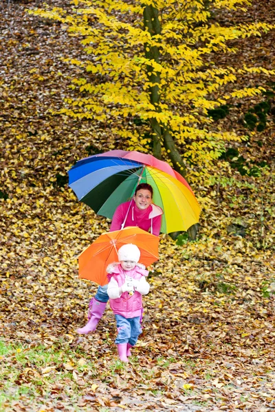 어머니와 그녀의 딸이 자연 우산 — 스톡 사진