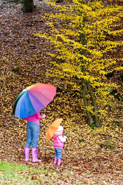 Μητέρα και κόρη με ομπρέλες στη φθινοπωρινή φύση — Φωτογραφία Αρχείου