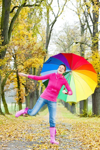 在秋季的小巷里的一把伞的女人 — 图库照片
