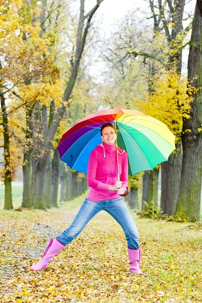 Donna con ombrello nel vicolo autunnale — Foto Stock