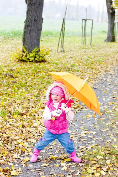 우산을 든 어린 소녀 — 스톡 사진