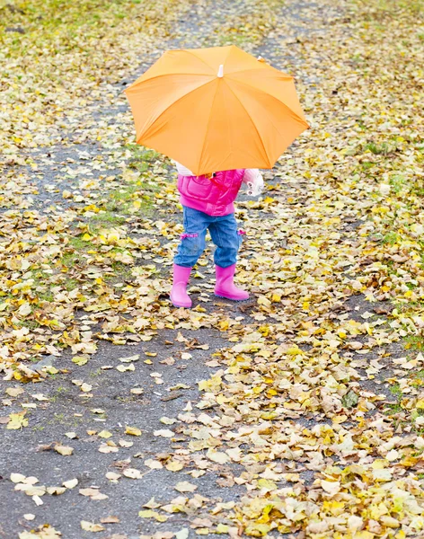 Şemsiyeli küçük kız — Stok fotoğraf