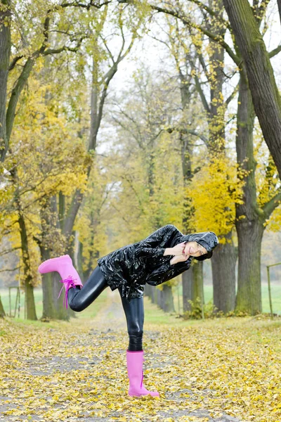 Vrouw in herfst steegje — Stockfoto