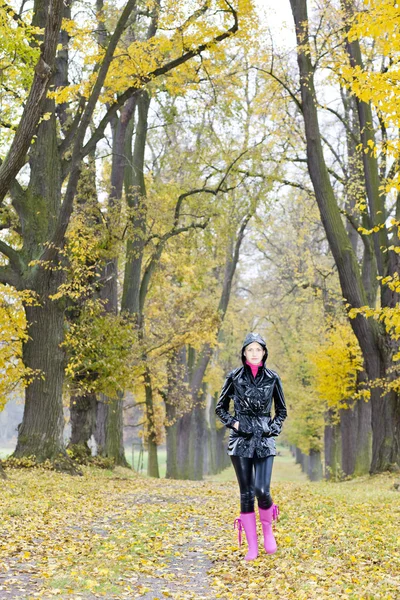Sonbahar sokak kadını — Stok fotoğraf