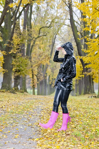 Mulher no beco do Outono — Fotografia de Stock