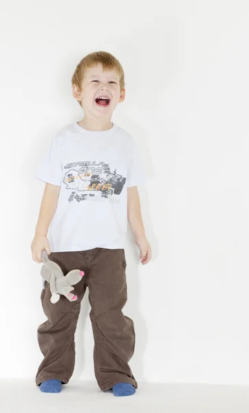 Stojí malý chlapec s hračkou — Stock fotografie
